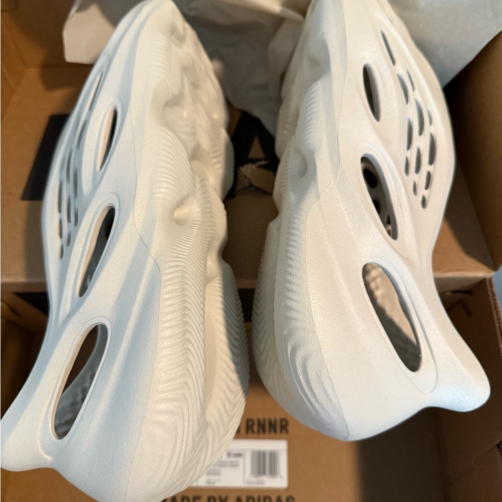 Adidas YZY Foam RNNR Box - Picture 6 of 7